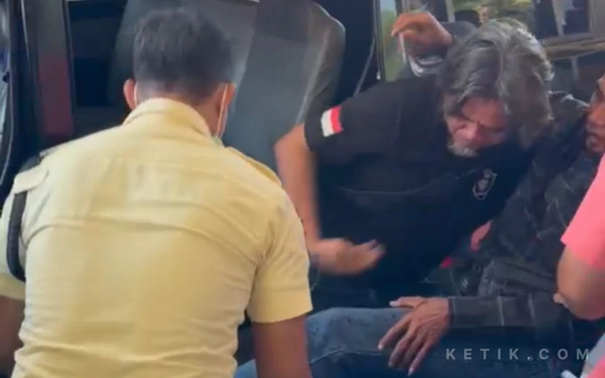 Thumbnail Berita - Garang Buru Pelaku Tindak Pidana, URC Polres Sampang Juga Hadir untuk Kemanusiaan