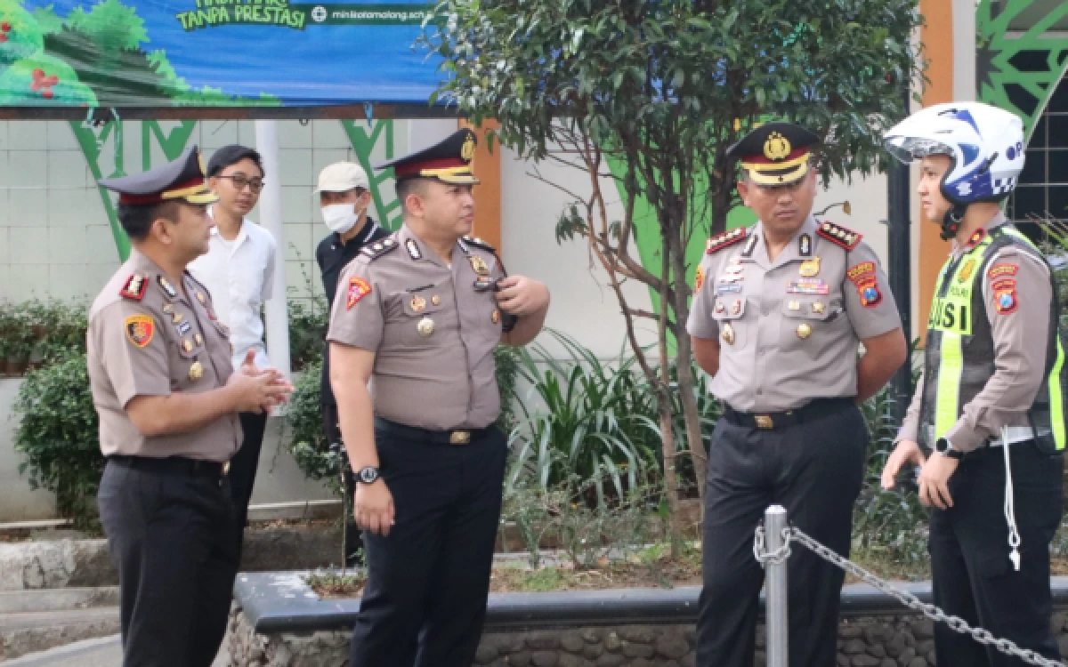 Foto Kapolresta Malang Kota, Kombes Pol Danang Setiyo Pambudi saat berbincang dengan jajarannya saat mengatur arus lalu lintas di Jalan Bandung Kota Malang, Selasa, 20 Oktober 2026 (Foto : Polresta Malang Kota)