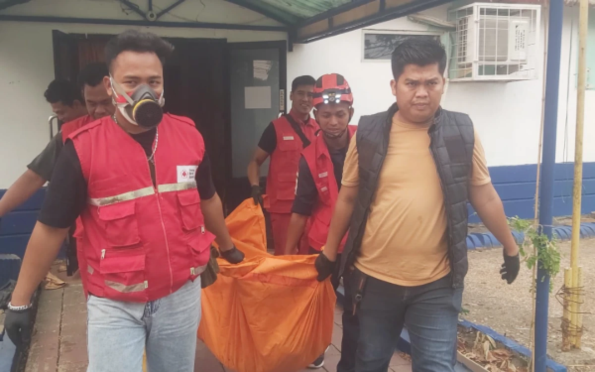 Foto Mayat  pria tanpa identitas di sebuah ruangan Poliklinik Kenten, Jalan AKBP Cek Agus, Kompleks Pertamina Kenten, Kelurahan Duku, Kecamatan Ilir Timur II, Palembang, dibawa ke Rumah Sakit Bhayangkara, Palembang. Rabu 21 Oktober 2026. (Foto : Yola/Ketik.com)
