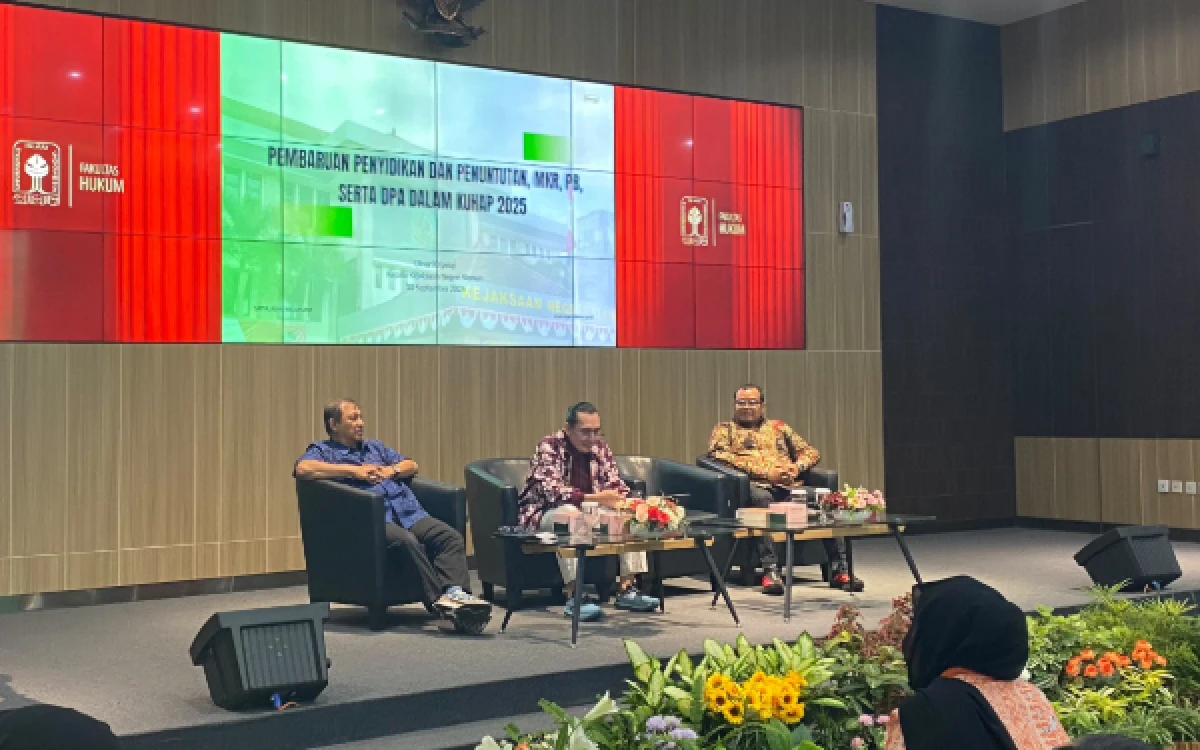 Foto Suasana sesi diskusi panel Seminar Nasional di Auditorium Fakultas Hukum Universitas Islam Indonesia (FH UII), yang menghadirkan Kajari Sleman bersama para narasumber ahli dan diikuti antusias oleh para peserta. (Foto: Kejari Sleman)