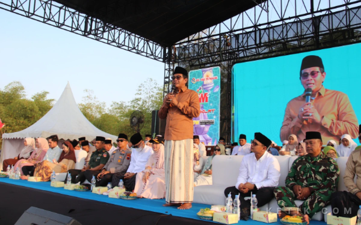Thumbnail Berita - Ribuan Jemaah Padati Karangmalang, Brebes Bersholawat Peringati Maulid Nabi Bersama KH. Anwar Zahid