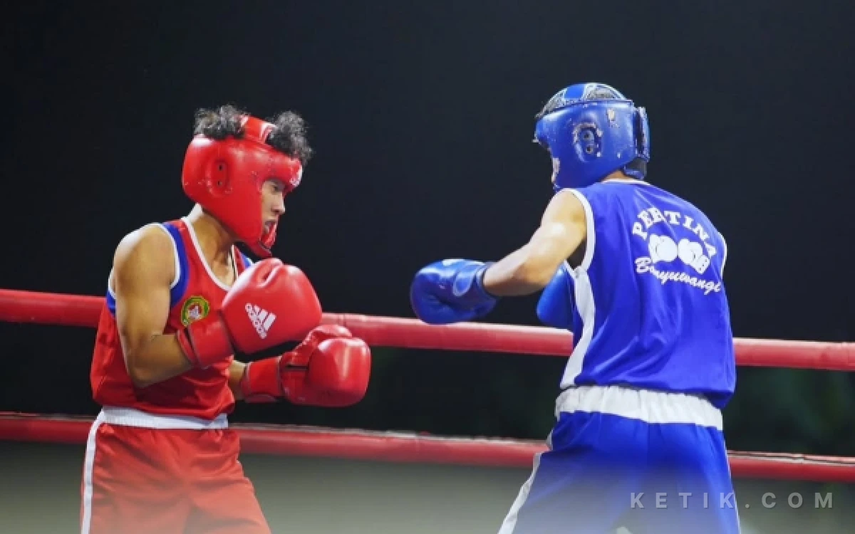 Foto Peserta Kejuaraan Tinju Clash of Champions Wali Kota Cup 2026 ketika di atas ring. (Foto: Pemkot Madiun for Ketik).