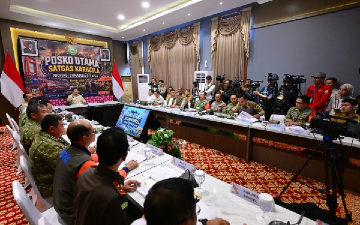 Foto Presiden Republik Indonesia Prabowo Subianto memimpin rapat koordinasi penanganan kebakaran hutan dan lahan (karhutla) di Posko Aju Penanggulangan Karhutla Provinsi Sumatera Selatan, Palembang, Senin 24 Agustus 2026. (Foto: BPMI Sekretariat Presiden)