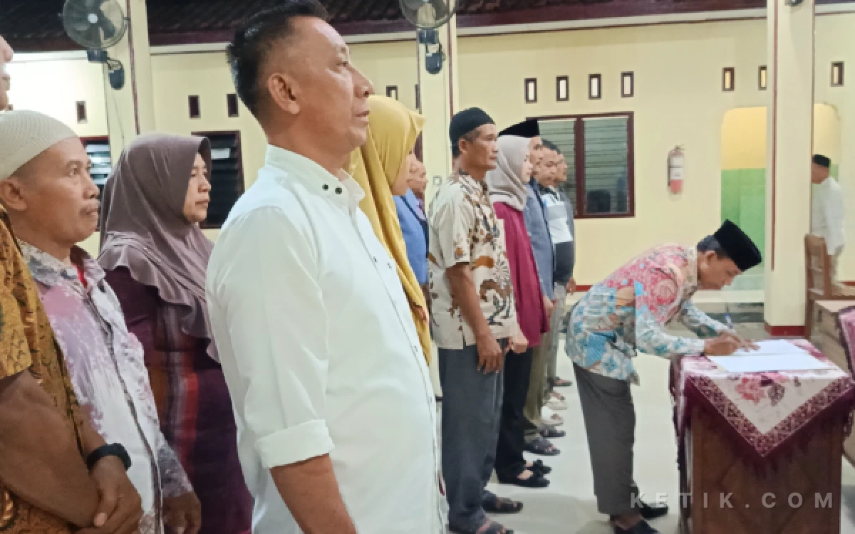 Foto Ketua BPD Pendowo, Sobirin mengukuhkan Panitia dan Tim Pengawas Pilkades (Foto: Slam/ketik.com)