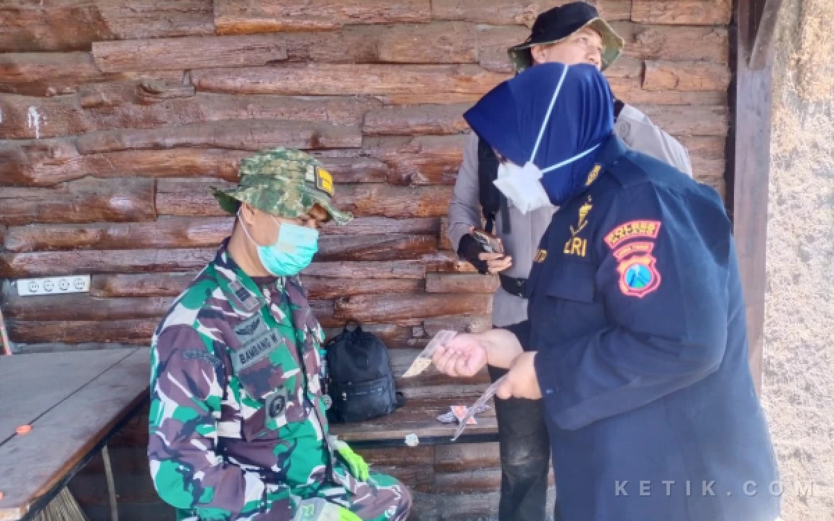 Thumbnail Berita - ‎Dokkes Polres Malang Turun ke Lokasi Karhutla, Bantu Petugas yang Kelelahan dan Terluka