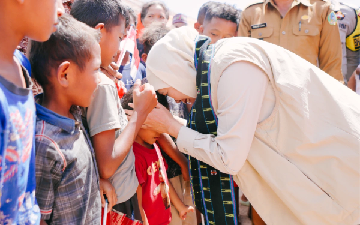 Thumbnail Berita - Gubernur Jawa Timur Hadir ke NTT, Bermain Bersama Anak-Anak Pengungsi Gempa