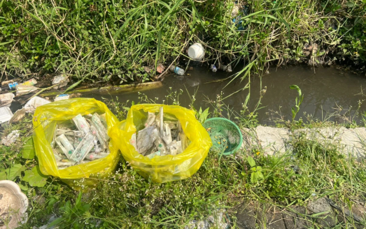 Foto Limbah medis ditemukan berserakan di saluran irigasi dekat Perumahan Emerald Garden Kecamatan Kedungkandang Kota Malang, Rabu, 13 Mei 2026 (Foto : Kukuh / Ketik.com)