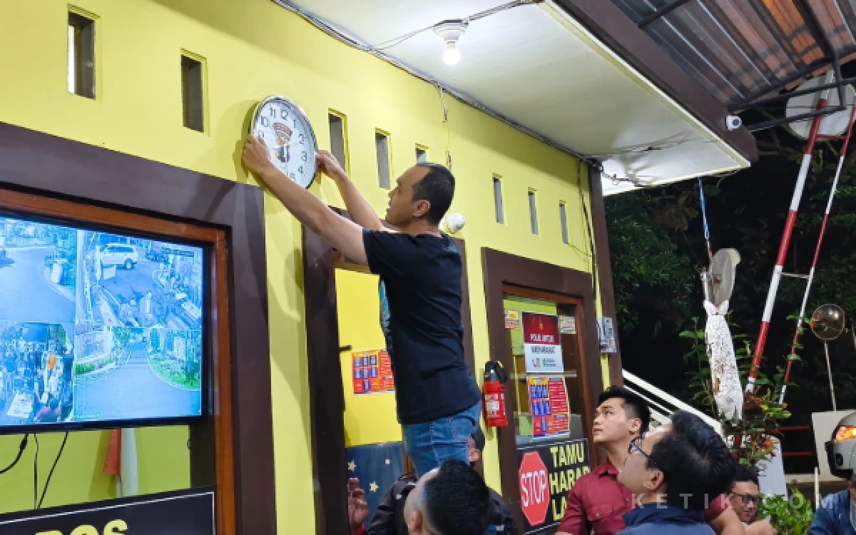 Thumbnail Berita - Salut! Kapolresta Malang Kota Pasang Jam Dinding di Poskamling Cemorokandang, Pastikan Keamanan Sampai Level RT