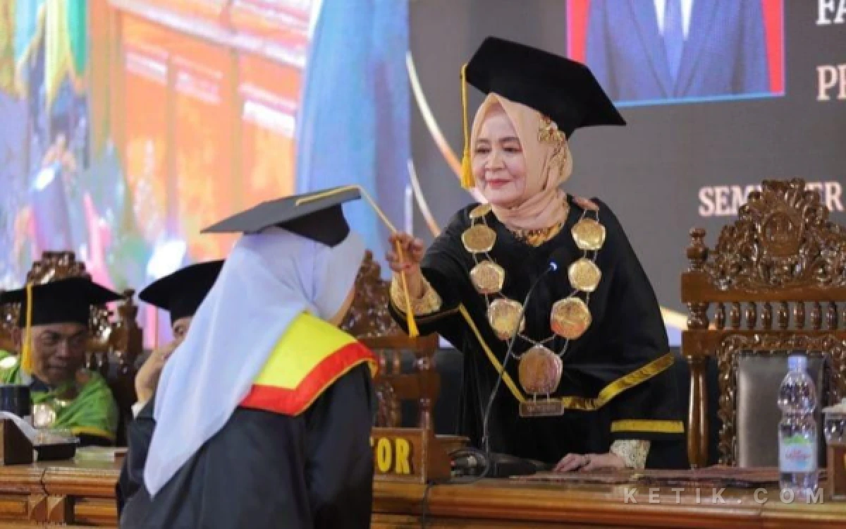 Thumbnail Berita - Wisuda Unigoro ke-XLI Tampil Beda, Wabup Bojonegoro dan Senat Dikawal Kereta Kuda
