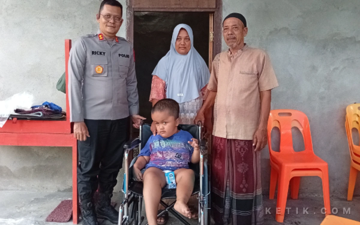 Thumbnail Berita - Kapolres Aceh Selatan Beri Kursi Roda untuk Anak Penyandang Disabilitas di Sawang