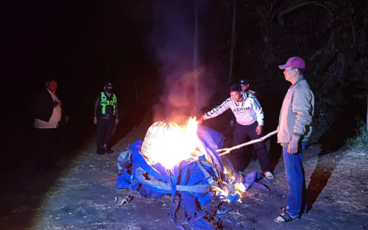 Thumbnail Berita - Tersembunyi 2 Km Masuk Kebun, Arena Judi Sabung Ayam di Singosari Malang Akhirnya Dibakar Polisi