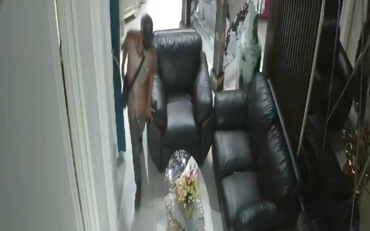 Foto Rekaman kamera CCTV saat pelaku masuk ke dalam rumah di Komplek Bukit Agung Sejahtera, Kabupaten Musin Banyuasin, Senin 28 September 2026. (Foto : Humas Polda Sumsel)
