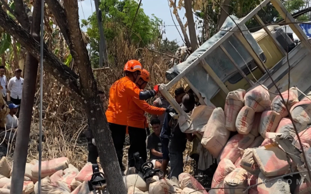 Thumbnail Berita - Kernet Truk Terjepit Usai Tabrak Pohon di Bojonegoro, Tim SAR Berhasil Evakuasi Korban