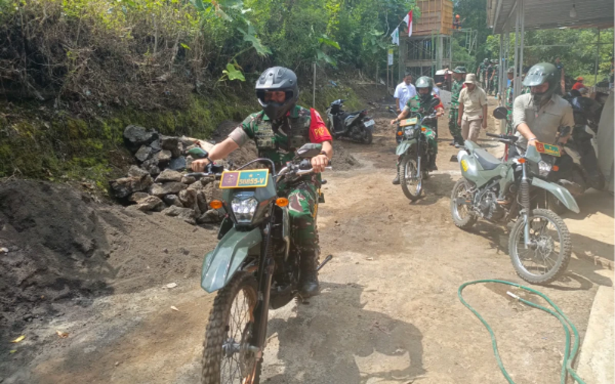 Thumbnail Berita - Akses Jalan Sempit, Danrem 083/Bdj Tinjau Lokasi TMMD ke-128 Kodim 0820 Probolinggo Pakai Motor Dinas Babinsa