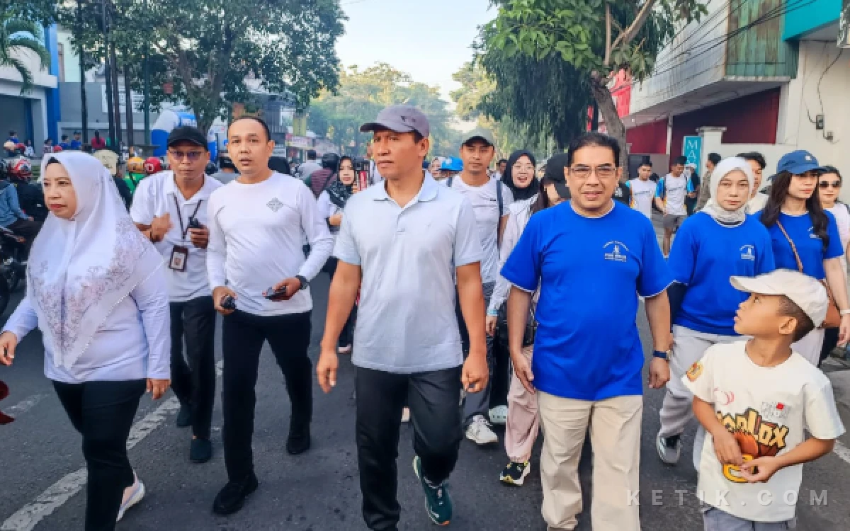 Thumbnail Berita - Fun Walk BCA KCU Tulungagung Meriah, Plt. Bupati Apresiasi Semangat Hidup Sehat Masyarakat