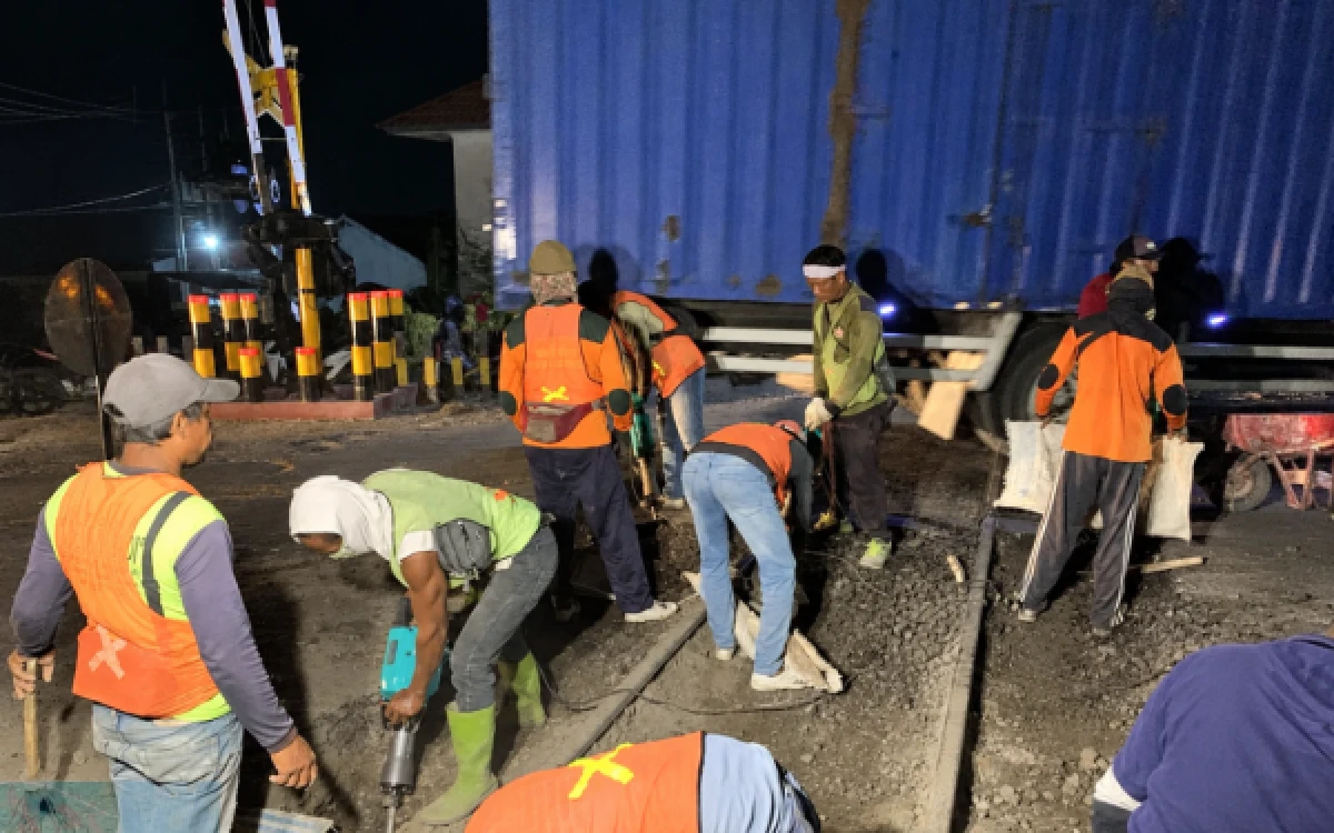Thumbnail Berita - KAI Daop 7 Madiun Perbaiki Geometri Perlintasan JPL 99 Bagor–Nganjuk, Pengendara Diimbau Gunakan Jalur Alternatif