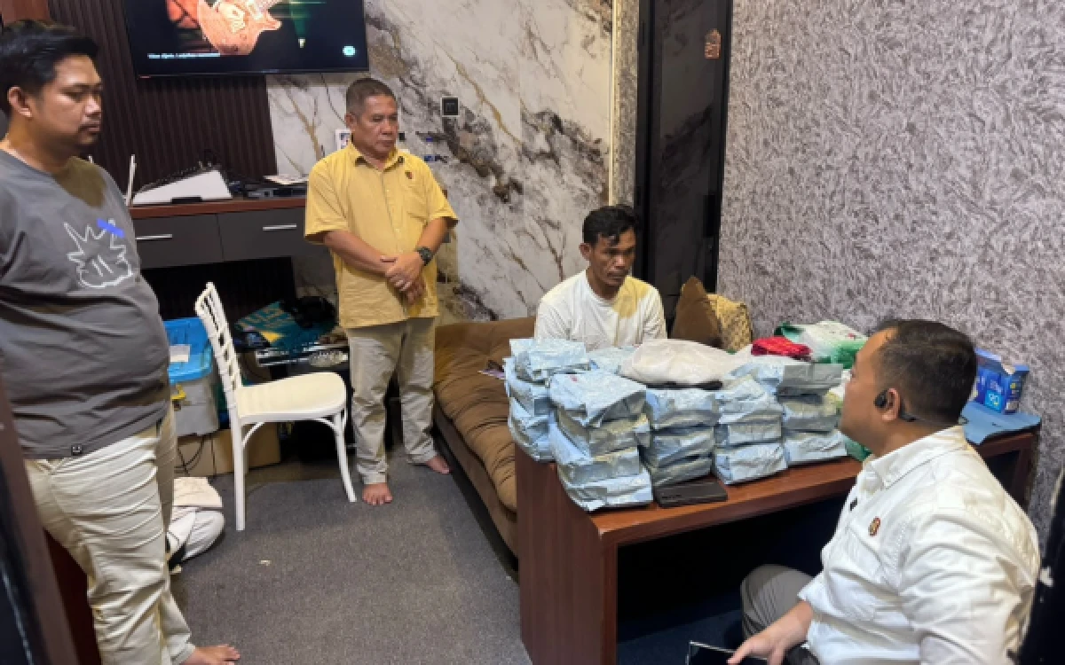 Foto Pelaku Barang bukti yang diamankan saat ditangkap jalur Jalan Raya Palembang-Jambi, oleh Ditresnarkoba Polda Sumsel (Foto : Yola/Ketik.com)