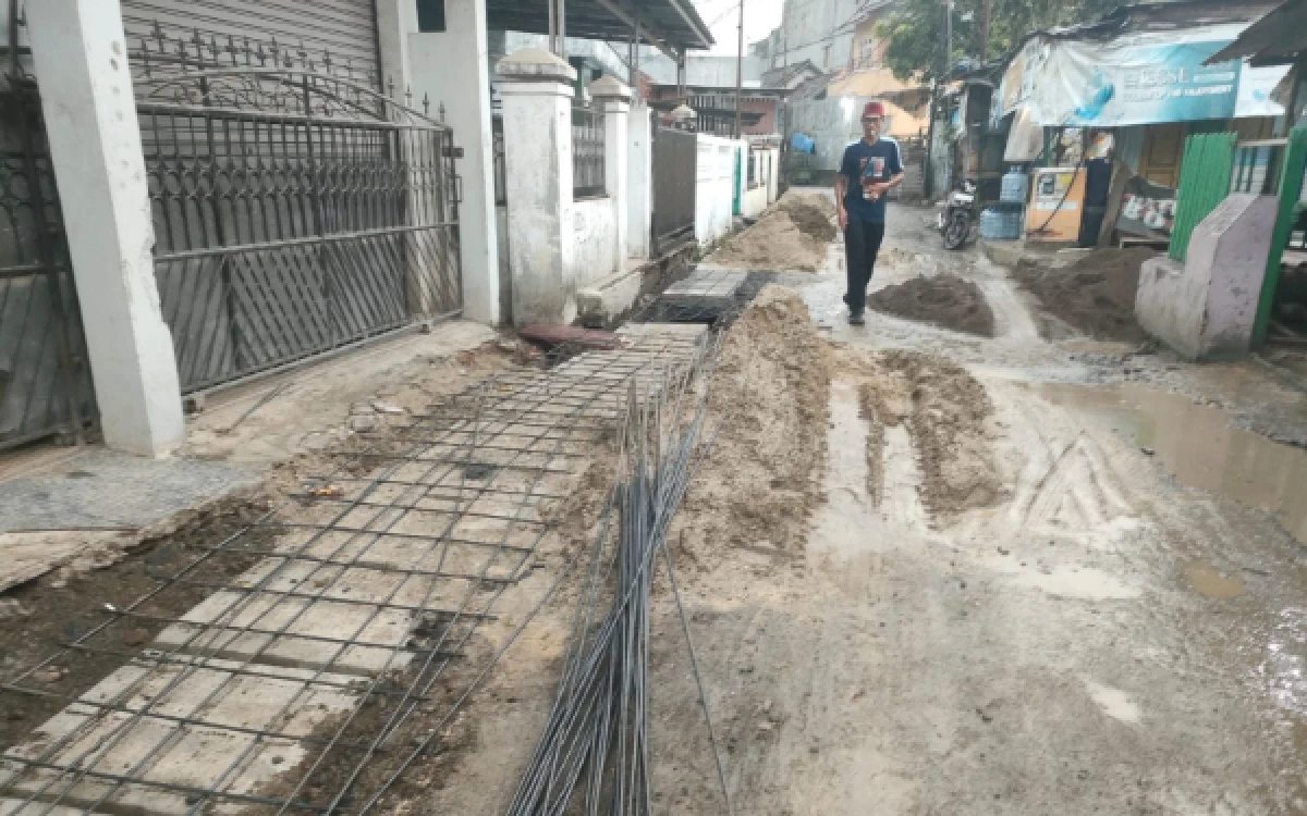 Thumbnail Berita - Belum Beres Pemasangan U-Ditch, Proyek Drainase Rp 580 Juta di Rangkasbitung Justru Bersiap Semen Bagian Atas
