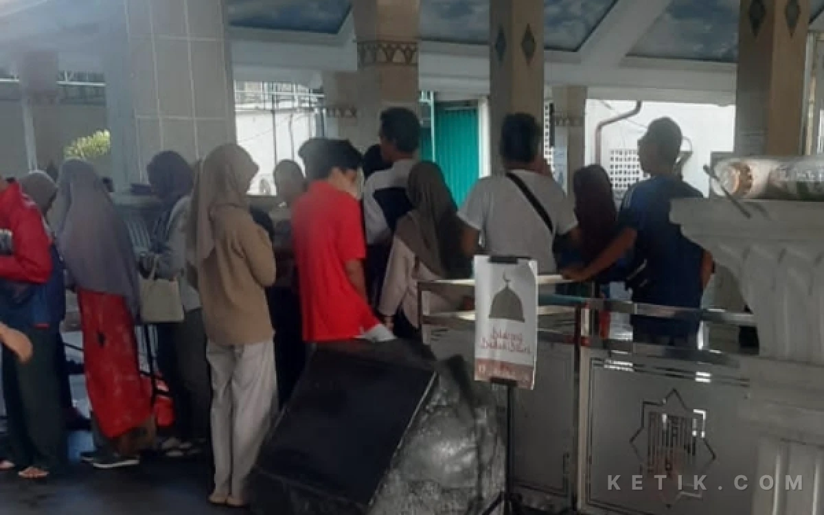 Foto Antrean tertib para penunggu pasien di RSUP Dr Sardjito dan penerima manfaat lainnya menjadi bukti nyata betapa berartinya aksi berbagi sarapan dari Komunitas Sejoli dan Ketik.com. Di tengah kelelahan mendampingi kerabat yang sakit, secangkir soto hangat menjadi penyemangat tersendiri.(Foto: Johan for Ketik.com)