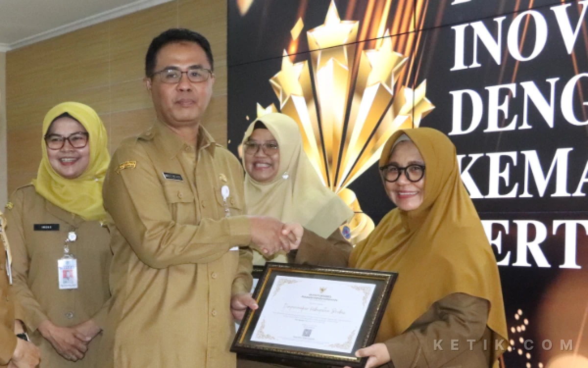 Thumbnail Berita - Warsito Eko Putro Raih Penghargaan, Inovasi "Yuh Ngasab Lur" Sukses Tekan Pengangguran Brebes