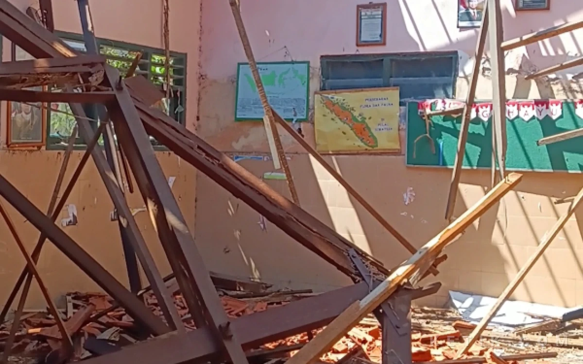Foto Puing-puing atap bangunan SDN Waung, Kecamatan Krembung, berserakan. Kayu-kayunya keropos dimakan rayap. (Foto: Fathur Roziq/Ketik.com)