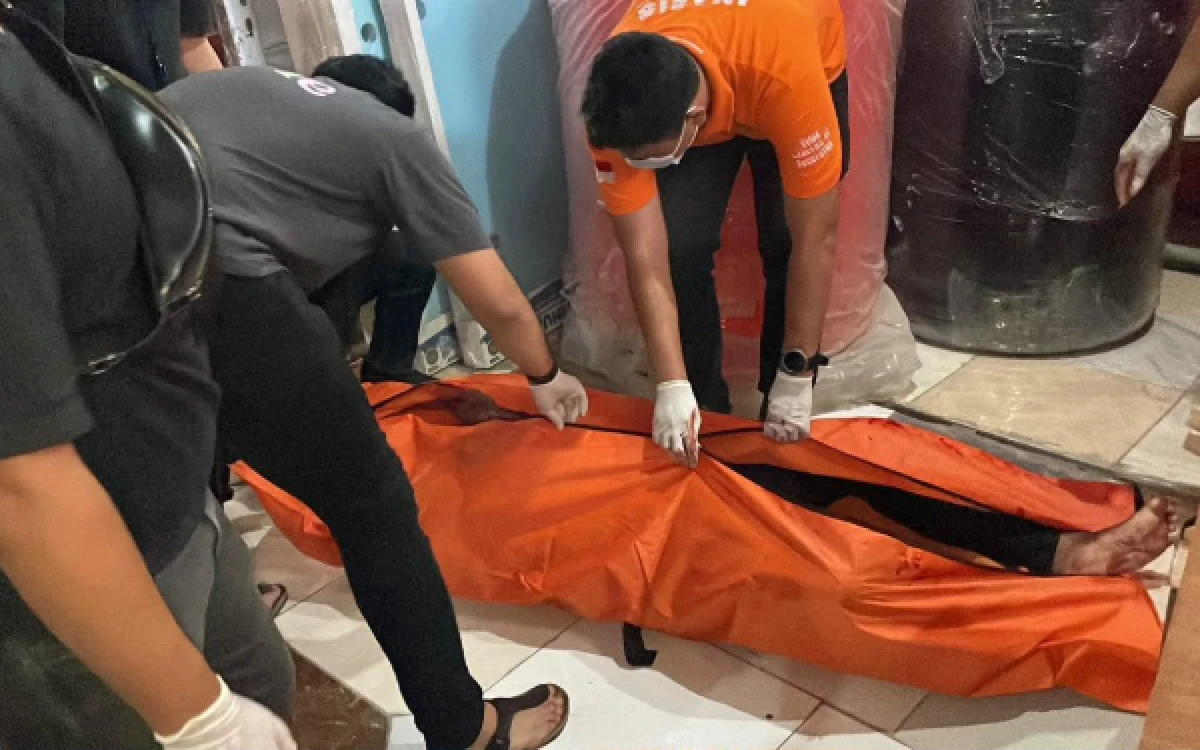 Thumbnail Berita - Dugaan Pembunuhan di Toko Bangunan Menganti Gresik, Polisi Amankan Seorang Perempuan