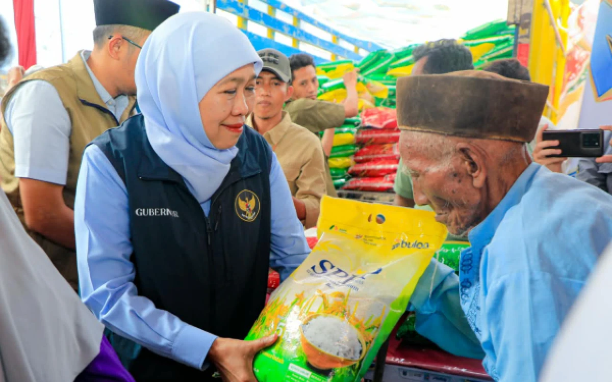 Thumbnail Berita - Pasar Murah di Batuputih Sumenep, Warga: Terima Kasih Ibu Gubernur