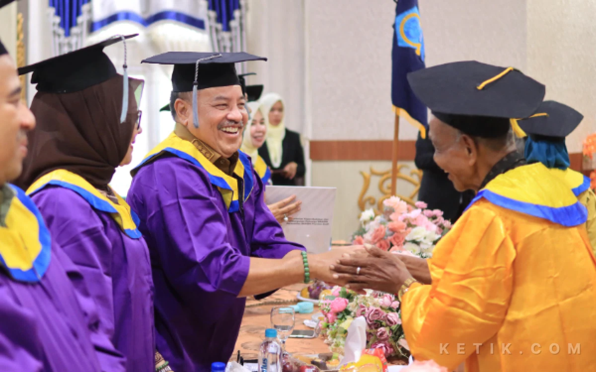 Thumbnail Berita - Rajin Belajar di Sekolah, Ratusan Lansia Asal Nagan Raya Ikut Wisuda