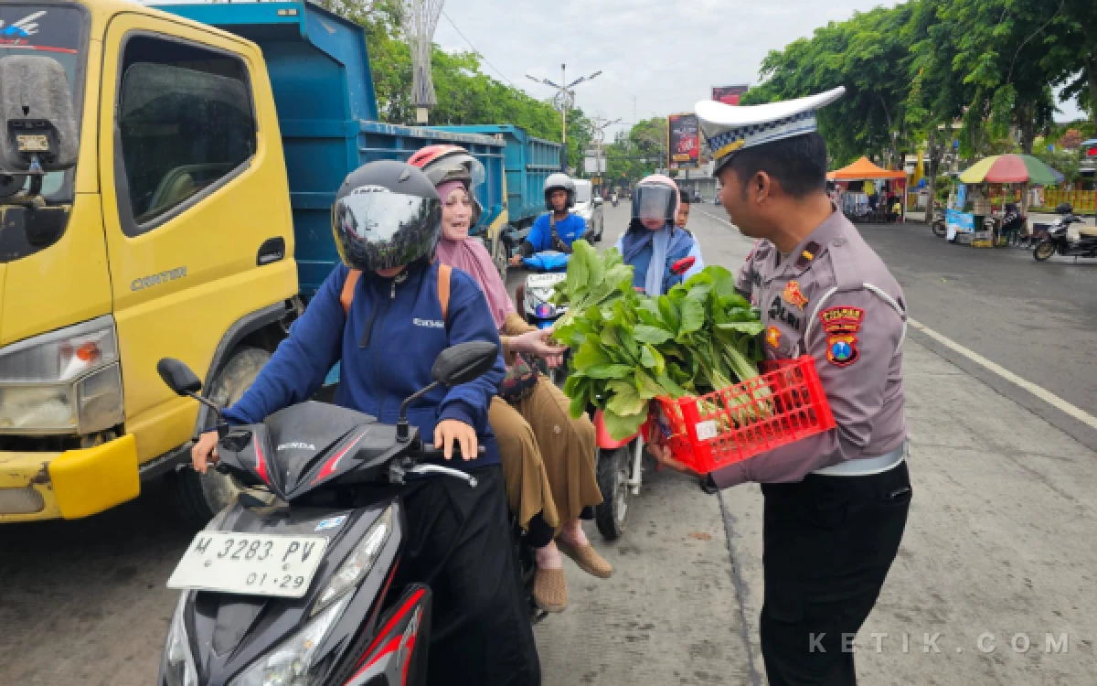 Thumbnail Berita - Satlantas Polres Sampang Edukasi Keselamatan Berkendara dan Bagikan Sayuran P2L kepada Masyarakat