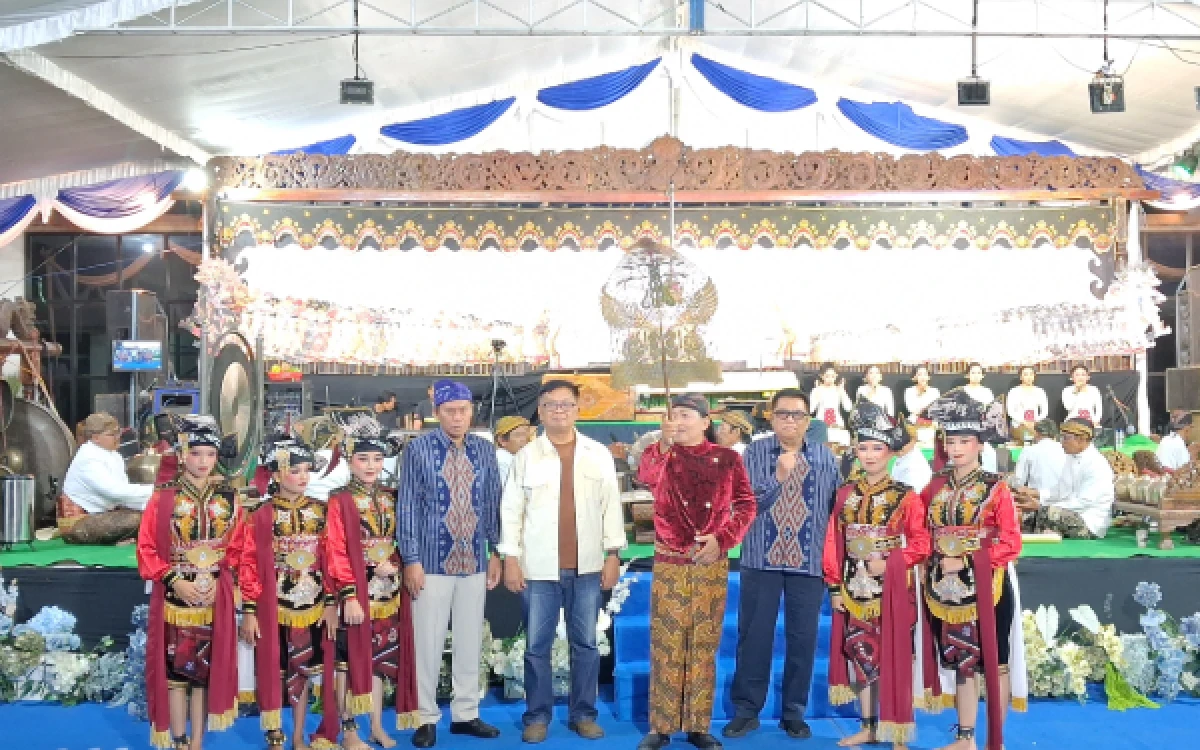 Thumbnail Berita - UNP Kediri Tutup Dies Natalis ke-49 dengan Wayang Kulit, Civitas Akademika Berprestasi Terima Anugerah