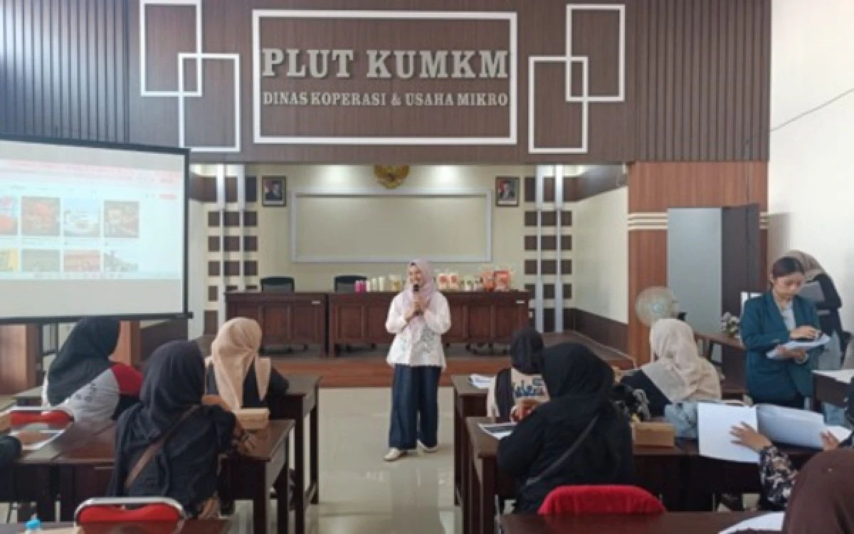 Thumbnail Berita - Dulu Jadi PRT Migran, Kini 25 Perempuan Kabupaten Malang Didorong Jadi Pengusaha Digital