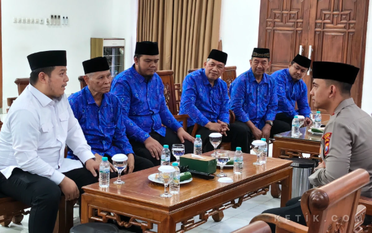 Foto Kapolres Kediri Kota AKBP Kresno Wisnu Putranto saat silaturahmi bersama pimpinan ponpes Wali Barokah Kediri beserta jajaran di Wisma Tentram, Rabu 5 Agustus 2026. (foto : Aan For Ketik.com).
