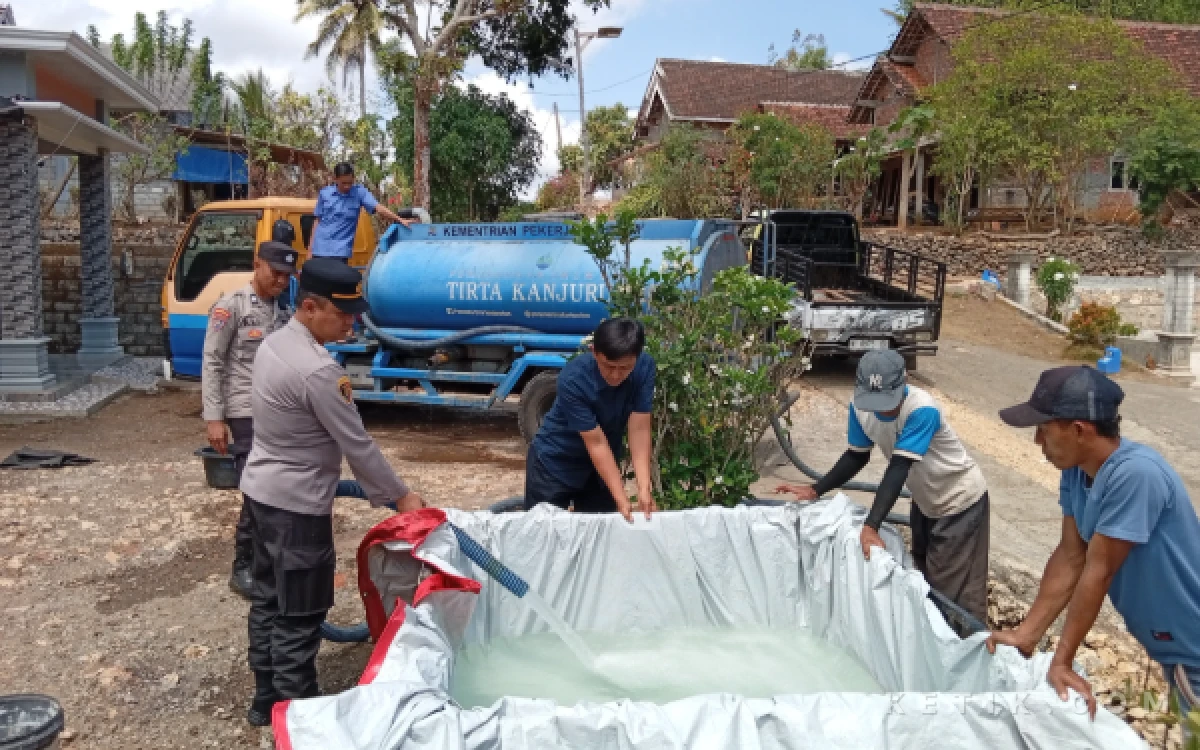 Thumbnail Berita - ‎Sumur Mengering Akibat Kemarau, Polres Malang Datang Bawa Ribuan Air untuk Puluhan Keluarga di Bantur
