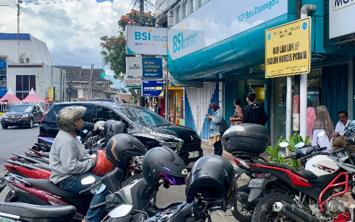 Thumbnail Berita - Dishub Kota Batu Tata Sistem Parkir, Juru Parkir Dapat Legalitas dan Hak Jelas
