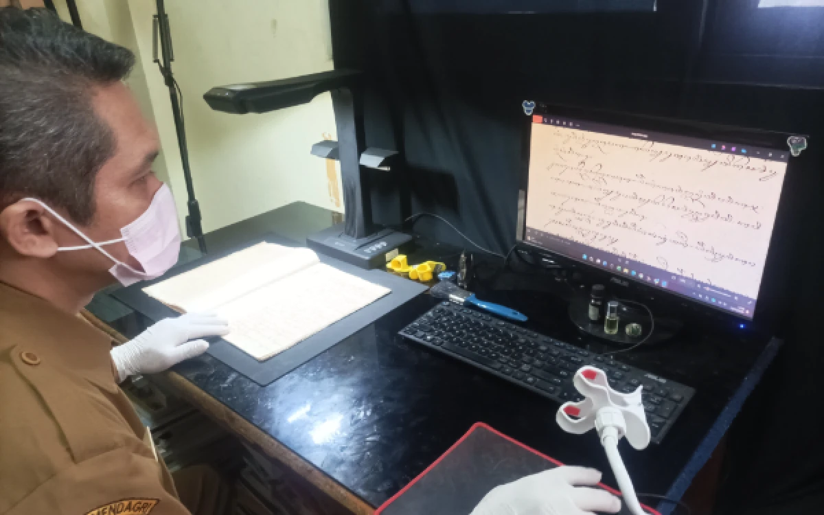 Foto Proses digitalisasi naskah kuno yang dilakukan oleh Dinas Perpustakaan Umum dan Arsip Daerah (Dispussipda) Kota Malang, Selasa, 19 Mei 2026 (Foto : Kukuh / Ketik.com)