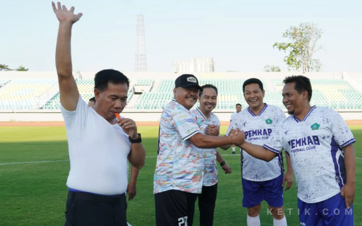Foto Asisten II Pemkab Sidoarjo Bahrul Amig meniup peluit tanda kick off Main Bola Bareng Pemkab Sidoarjo dan DPRD Sidoarjo dimulai pada Jumat sore (7 Agustus 2026). (Foto: Sigit/Kominfo Sidoarjo)