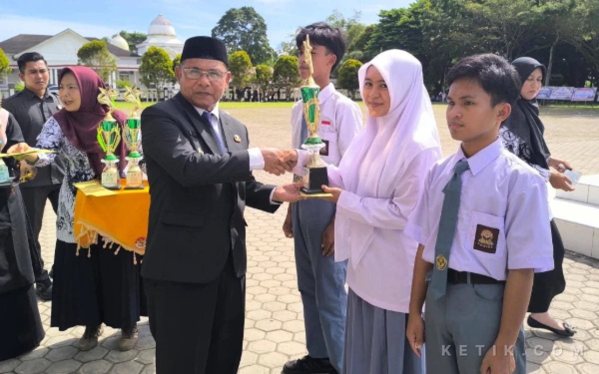 Foto Wakil Bupati Simeulue, Nusar Amin saat menyerahkan hadiah kepada para pemenang lomba dalam rangka memperingati Hardikda ke 67 Tahun 2026 di Alun-alun Pendopo Bupati Simeulue. Rabu 02 September 2026. (Helman/Ketik.com)