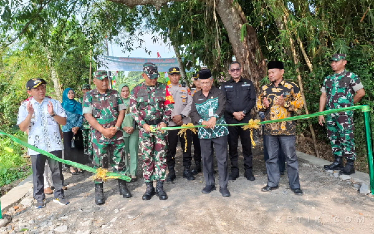 Foto Dandim 0732/Sleman Letkol Arh Reindi Trisetyo Nugroho bersama Sekretaris Daerah Kabupaten Sleman Drs Susmiarto MM memotong pita saat meninjau langsung lokasi sasaran fisik TMMD Sengkuyung Tahap II TA 2026 di Kapanewon Minggir, Sleman.
(Foto: Fajar R/Ketik.com)