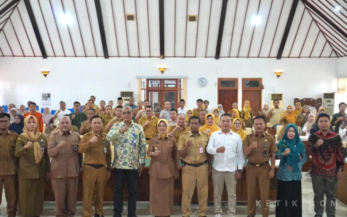 Foto Wakil Bupati Bojonegoro  Hj. Nurul Azizah didampingi  Kepala Dinas Perindustrian dan Tenaga Kerja Kabupaten Bojonegoro Mahmudi  (Foto humas pemkab Bojonegoro  )