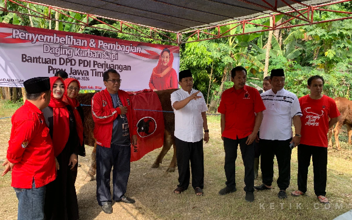 Thumbnail Berita - PDI Perjuangan Kabupaten Blitar Sembelih Tiga Sapi Kurban, Ratusan Warga Terima Manfaat