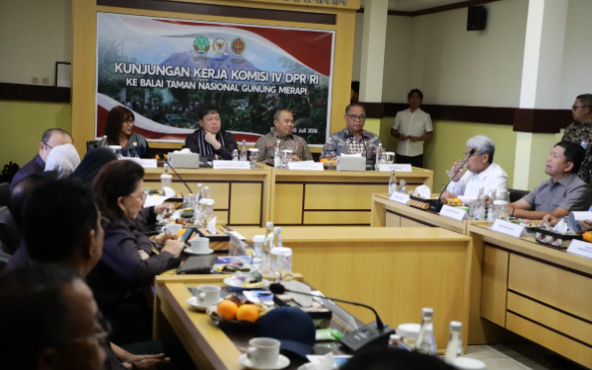 Thumbnail Berita - DPR RI Turun Tangan, Penambang Ilegal hingga Pendaki Liar Gunung Merapi Jadi Sorotan