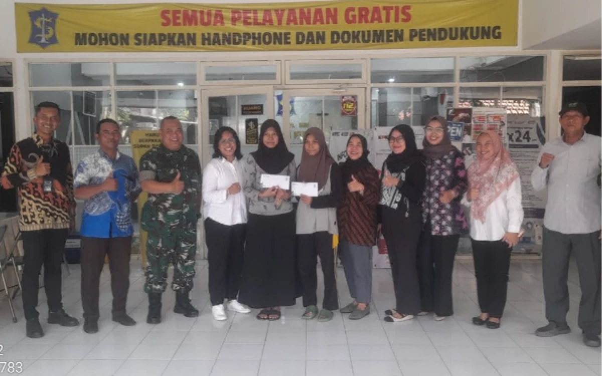 Thumbnail Berita - SIER Tebus Ijazah Milik Dua Pelajar yang Tertahan Akibat Terkendala Biaya
