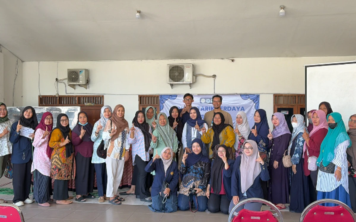 Dari Pasar Konvensional ke Etalase Digital: Mahasiswa UNESA Wujudkan Mimpi UMKM Desa Tarik melalui “Sinergi Tarik Berdaya”