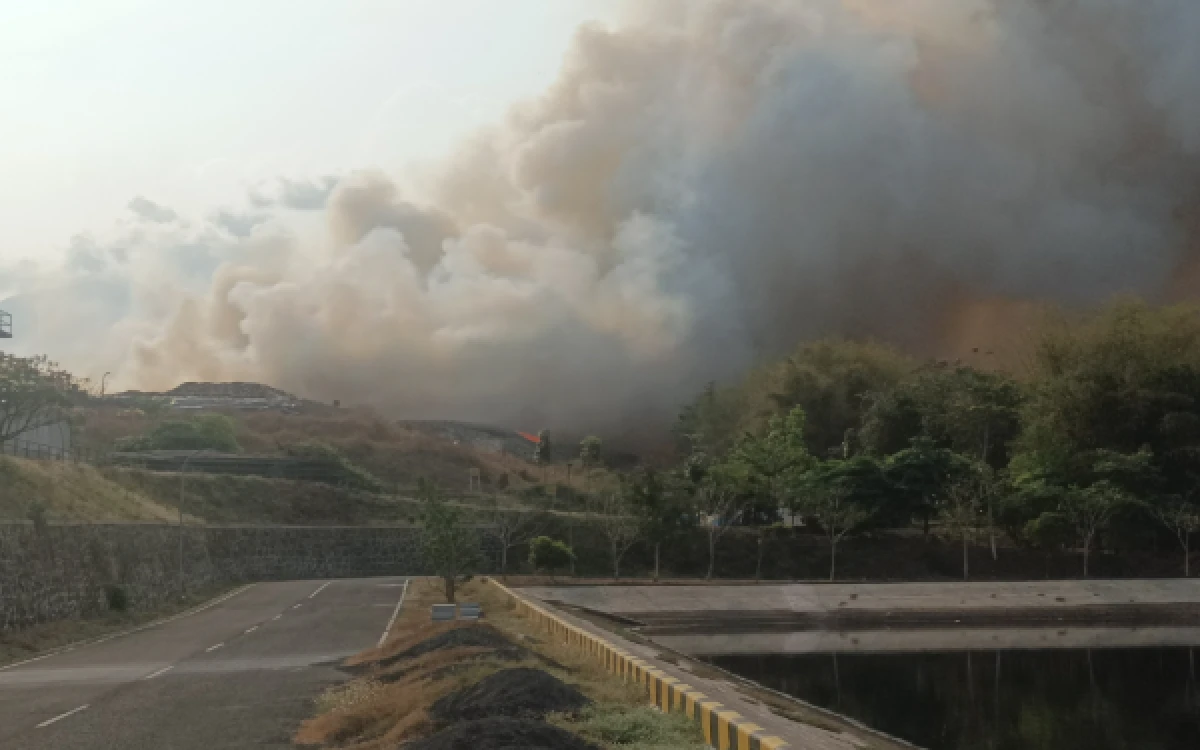 Foto Kobaran api disertai kepulan asap pada tumpukan sampah di TPA Supit Urang Kota Malang, Rabu, 21 Oktober 2026 (Foto : Kukuh/Ketik)