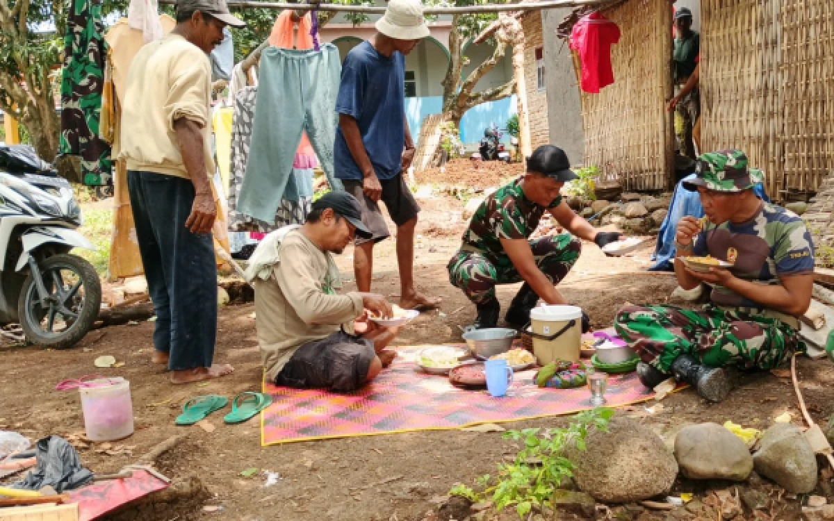 Thumbnail Berita - Penuh Keakraban, Satgas TMMD ke-128 Kodim 0820 Probolinggo Nikmati Makan Siang Bersama Warga