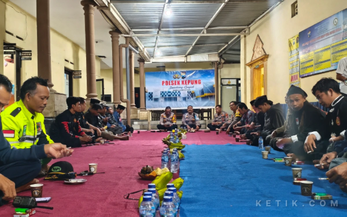 Foto Polsek Kepung saat kegiatan sambung guyub Sabuk Kamtibmas yang digelar di Mapolsek Kepung, Jalan Harinjing Nomor 153, Kecamatan Kepung, Selasa 11 Agustus 2026 malam. (foto : Polsek Kepung for Ketik.com).