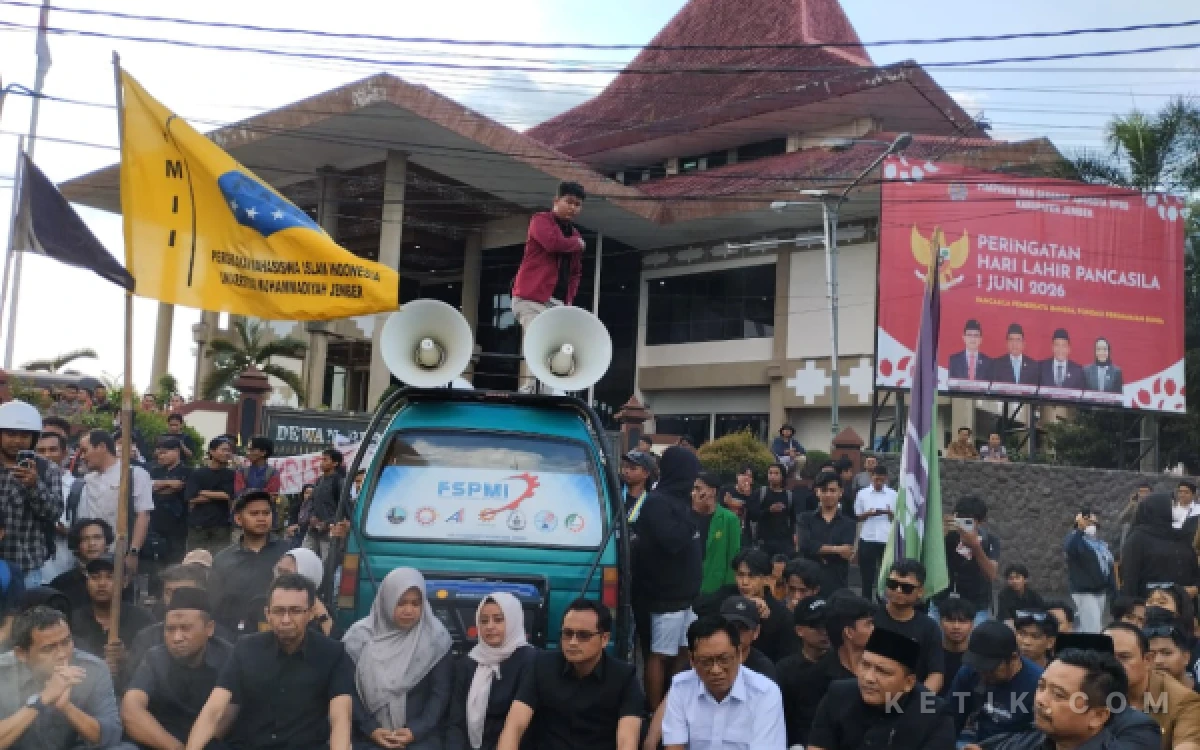 Thumbnail Berita - Mahasiswa Jember Soroti Kenaikan BBM, MBG dan Koperasi Merah Putih dalam Aksi #IndonesiaCemas