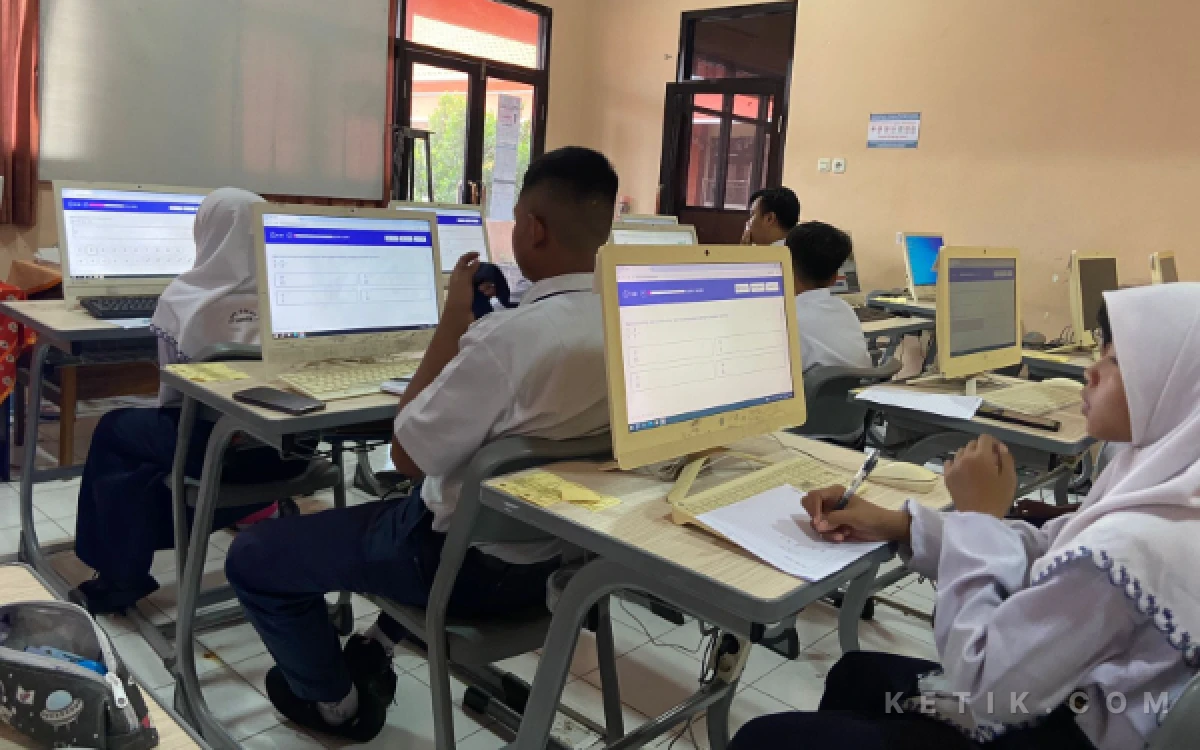 Foto Suasana Siswa dan Siswi SMPN 1 Gresik Saat Pelaksanaan TKA di Sekolah (Foto: Daniel Andayawan/Ketik.com)