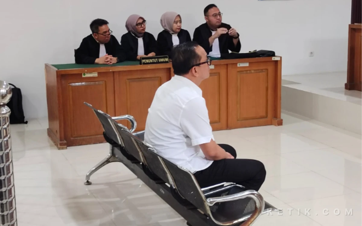 Thumbnail Berita - Didakwa Terima Rp2,3 Miliar dari 23 Agen Kapal, Eks Kawilker KSOP Jalani Sidang Perdana
