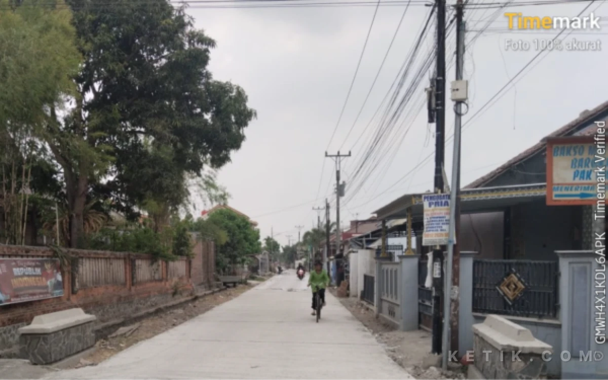 Thumbnail Berita - Jalan Kabupaten di Kemukten Kersana Brebes Rampung Dibeton, Warga: Anak Sekolah Tak Khawatir Jatuh Lagi